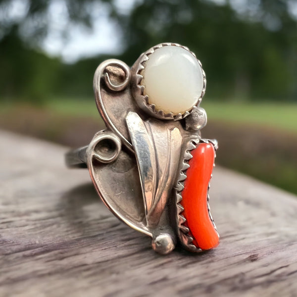 Coral and mother of pearl ring - flower style - size 5